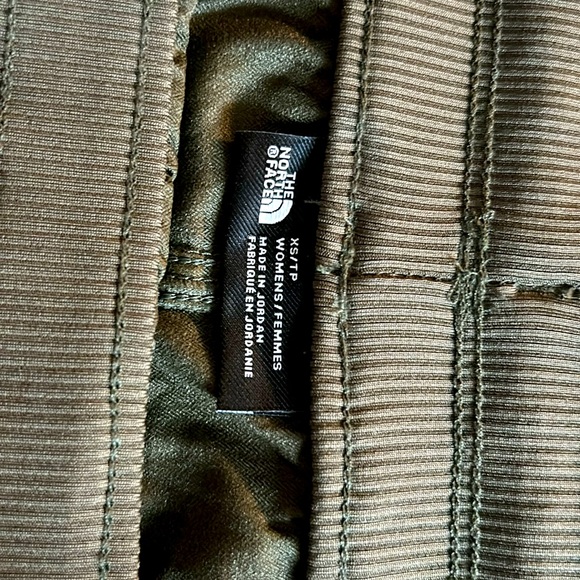 New, never worn North Face shorts - Picture 3 of 5